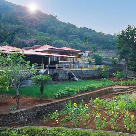Ekam Lake House By Stayvista With Mountain & Lake Views, Outdoor Jacuzzi, Sauna, Modern Amenities & Kitchen Garden Pune Dış mekan fotoğraf