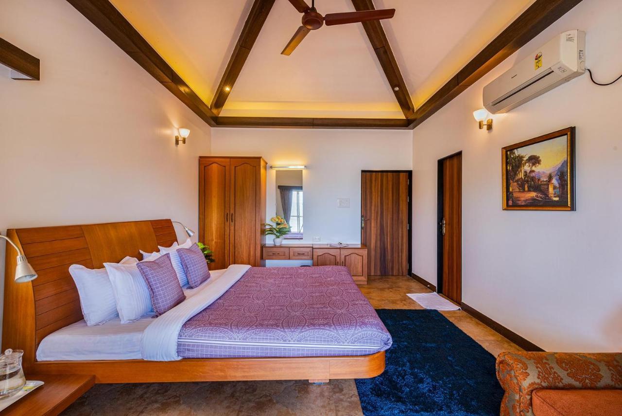 Ekam Lake House By Stayvista With Mountain & Lake Views, Outdoor Jacuzzi, Sauna, Modern Amenities & Kitchen Garden Pune Dış mekan fotoğraf