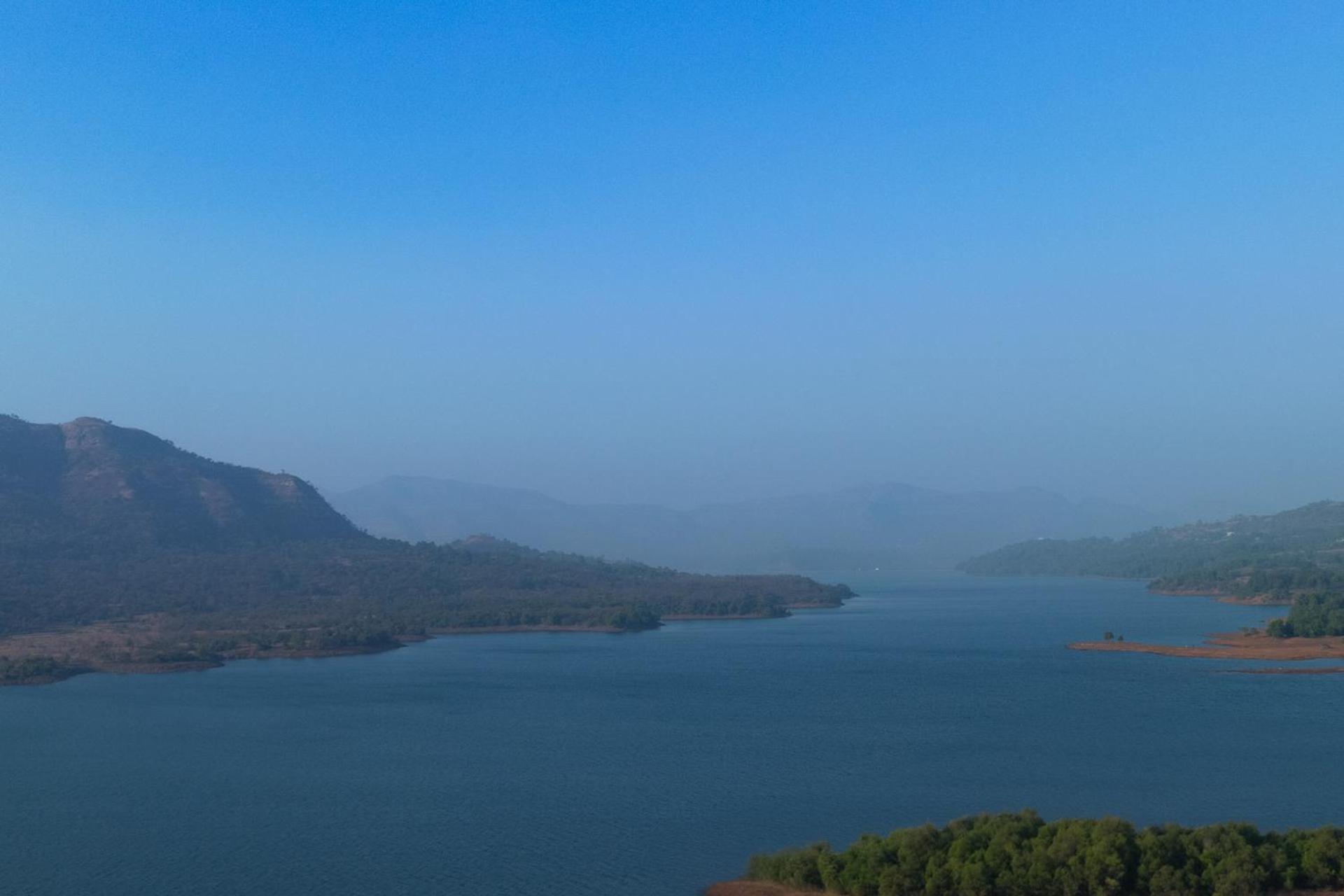 Ekam Lake House By Stayvista With Mountain & Lake Views, Outdoor Jacuzzi, Sauna, Modern Amenities & Kitchen Garden Pune Dış mekan fotoğraf