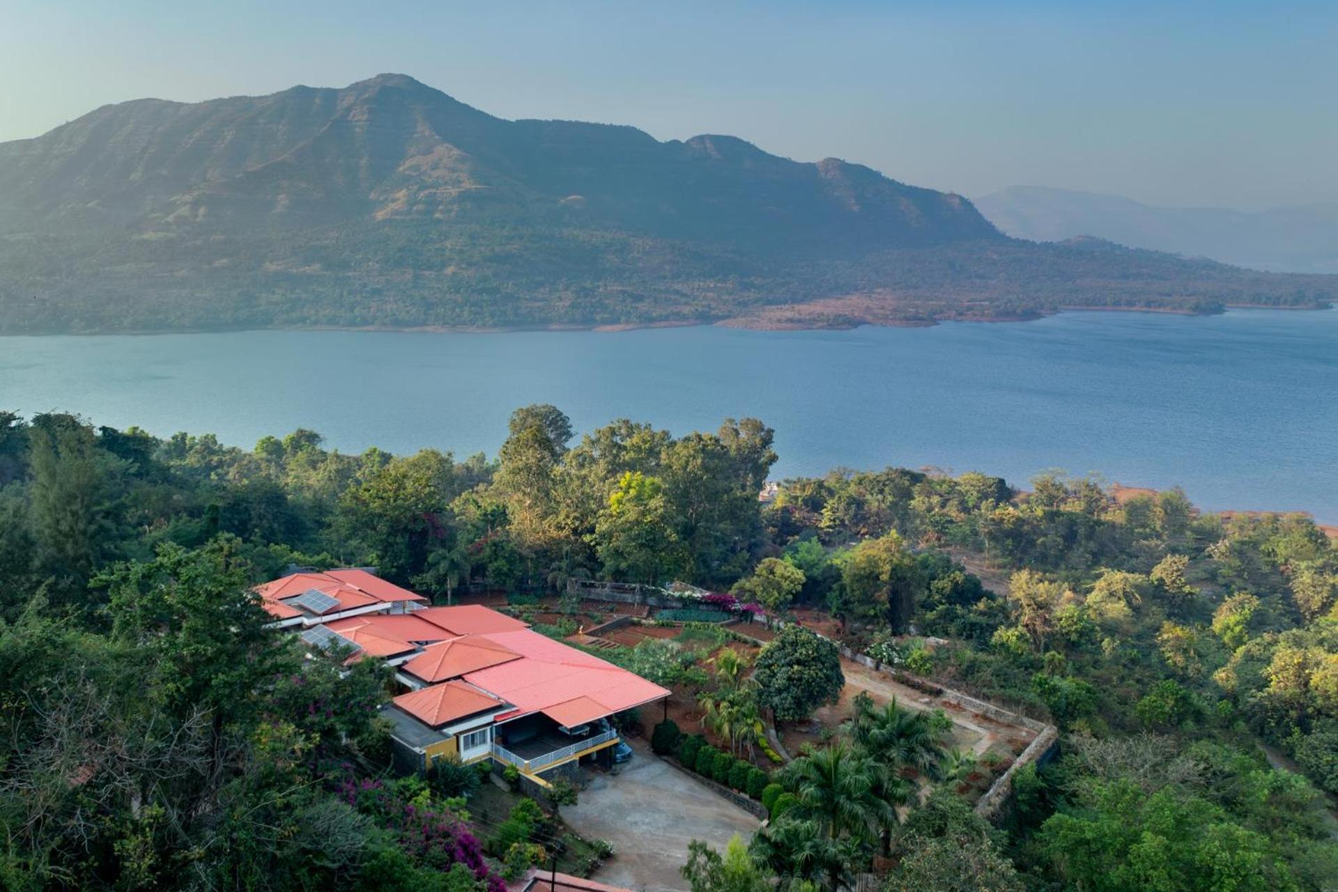Ekam Lake House By Stayvista With Mountain & Lake Views, Outdoor Jacuzzi, Sauna, Modern Amenities & Kitchen Garden Pune Dış mekan fotoğraf