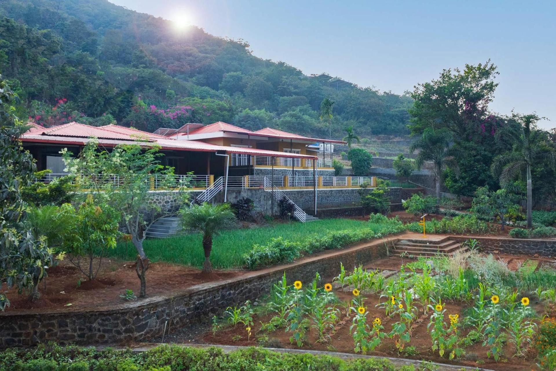 Ekam Lake House By Stayvista With Mountain & Lake Views, Outdoor Jacuzzi, Sauna, Modern Amenities & Kitchen Garden Pune Dış mekan fotoğraf