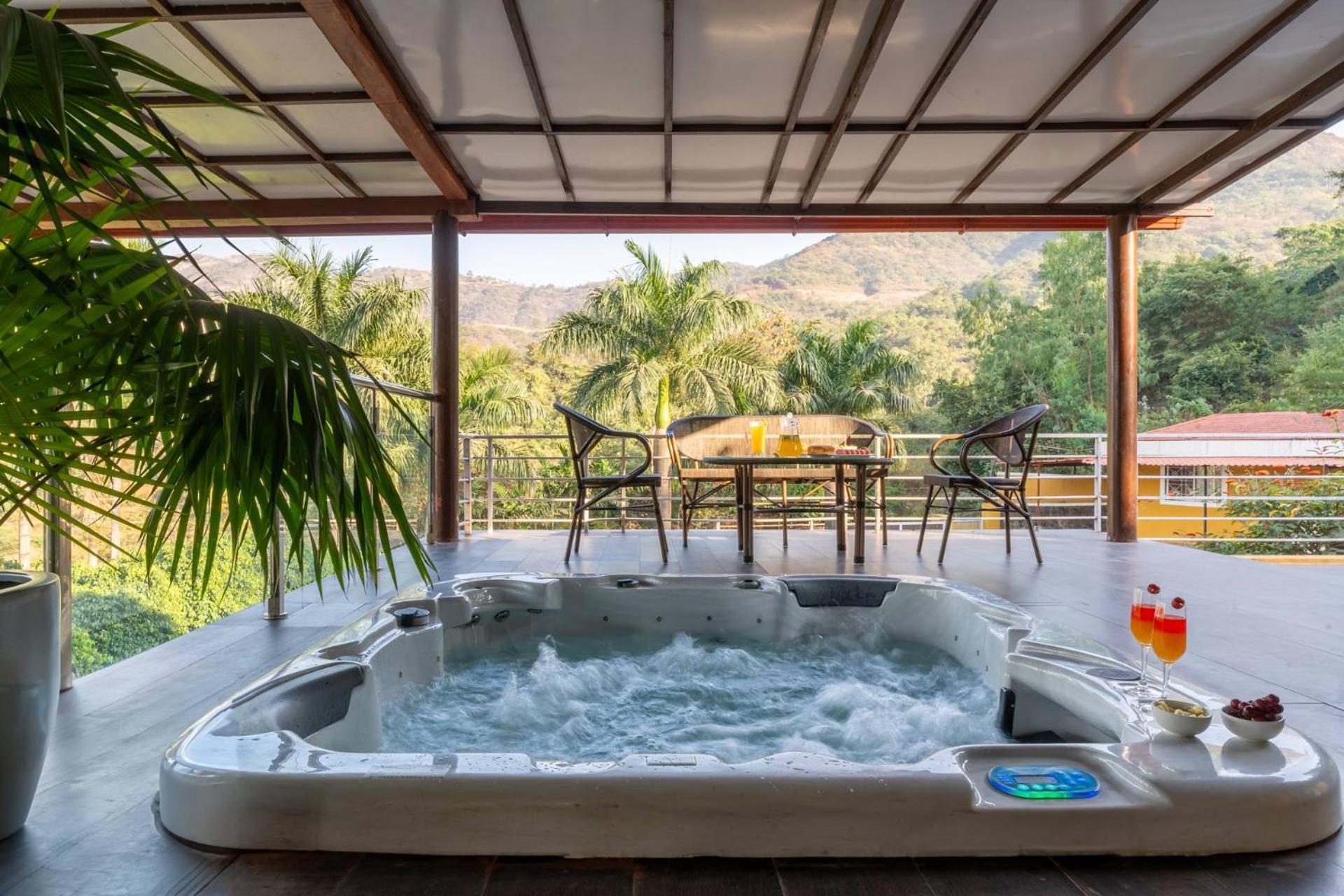 Ekam Lake House By Stayvista With Mountain & Lake Views, Outdoor Jacuzzi, Sauna, Modern Amenities & Kitchen Garden Pune Dış mekan fotoğraf